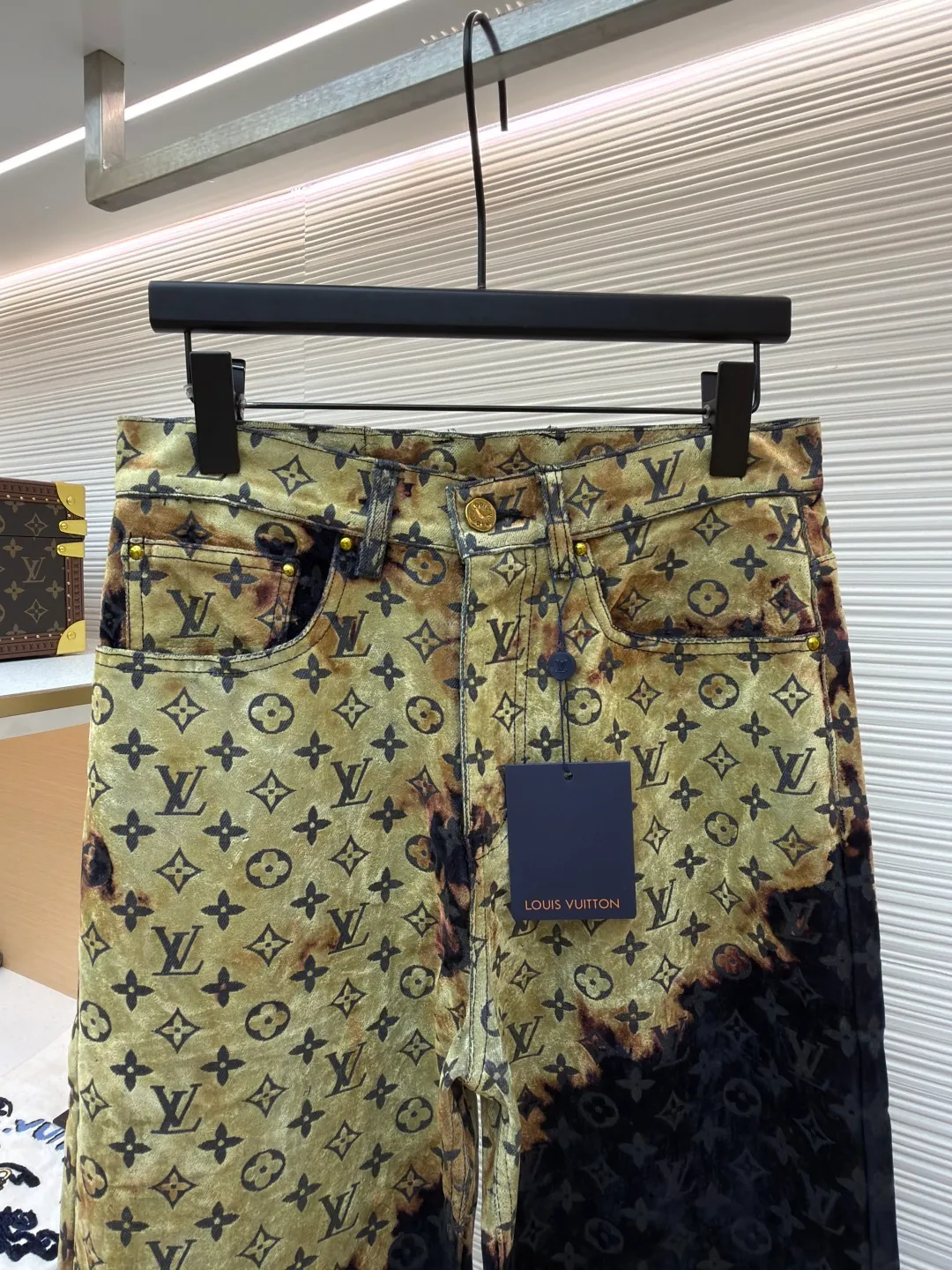 LOUIS VUITTON bonfire flocked denim trousers ●Original version: purchased and developed by 12889 ●Item number: 1681659-C55 ●Fabric: jacquard flocked denim fabric ●Technology: Shaohua production ●Version: fitted version ●Weight: about 850 grams ●Size: 30-32-34-36 ●Description: Jacquard flocked denim fabric using twill weave. The texture is thick and the twill texture and clear lines have been properly processed. The fabric is custom-dyed and spun yarn is flocked, with the classic presbyopia pattern throughout. The entire piece of garment is cut using infrared laser positioning. The body is cut by hand to match the pattern. The pieces are cut and positioned to match the pattern. The entire width of the garment is fixed with single-needle embroidery in thick lines. From the waistband, trouser pockets, and pockets, all are made to high-end sewing standards, and multiple processes are exclusively developed and customized, resulting in huge fabric losses. Each piece is made by a master with rich washing experience. He uses gauze to dip acrylic paint and apply it evenly on the flocking surface by hand according to the original positioning method. The dyeing time is controlled, and the scrap rate of defective products is extremely high. Each large piece presents a unique fire cloud effect. The overall wiring is straight and delicate, the fabric is comfortable and soft, and the color is consistent without color difference. It can be matched with the same style to create a fashionable look and control various occasions. Customized accessories, complete with three standards, same style for men and women!